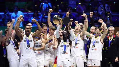 Los jugadores y técnicos de Alemania, con Schröder levantando el trofeo, celebran el oro en el Mundial.