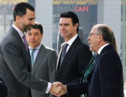 El Príncipe de Asturias saluda al presidente de Repsol, Antonio Brufau, en presencia del ministro de Industria, José Manuel Soria (2-d), y el presidente de la Comunidad de Madrid, Ignacio González, a su llegada a la nueva sede de la petrolera en Madrid, cuya inauguración ha presidido hoy.