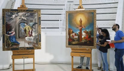 'La Anunciación', de El Greco, y 'La aparición de la Virgen a Santiago y sus discípulos', de Goya, en la Sala Oval del MNAC.