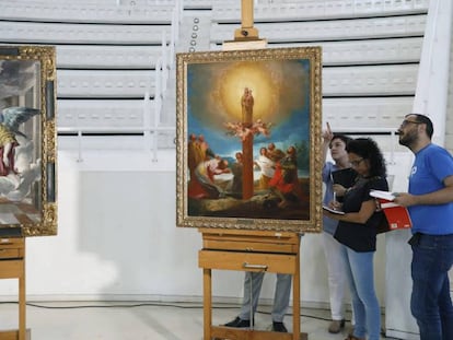 &#039;La Anunciaci&oacute;n&#039;, de El Greco, y &#039;La aparici&oacute;n de la Virgen a Santiago y sus disc&iacute;pulos&#039;, de Goya, en la Sala Oval del MNAC.