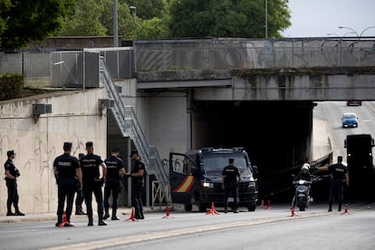 Control de la Policía Nacional, este martes en el Polígono Sur de Sevilla.