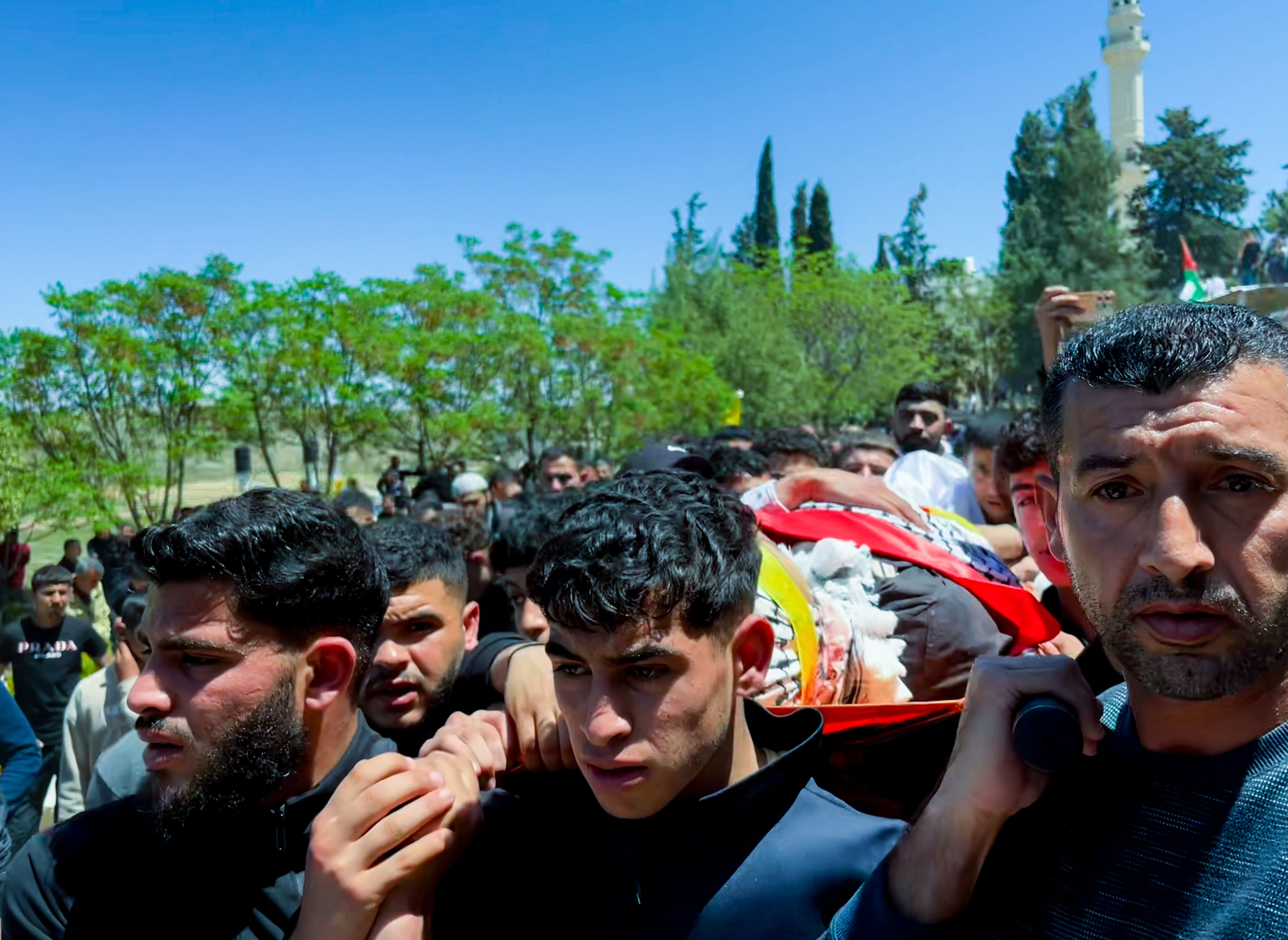 Entierro de los dos palestinos muertos por disparos de un colono israelí, este miércoles en Al Mugayer (Cisjordania).