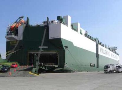 El mayor portavehículos del mundo atraca por primera vez en el puerto de Barcelona