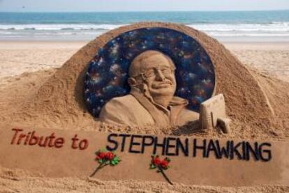 Escultura de arena en homenaje a Stephen Hawking creada por el artista indio Sudarsan Pattnail