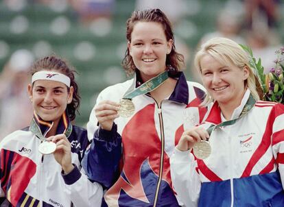 En el podio, junto a Lindsay davenport y Jana Novotna al recibir la medalla de plata en tenis individual en los juegos olímpicos de 1996.