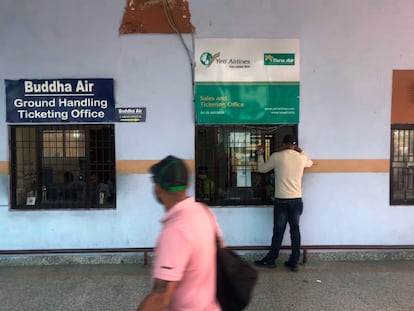 Una oficina de Tara Airlines en el aeropuerto internacional Tribhuvan, en Katmandú, en Nepal, este domingo.