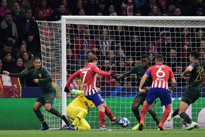 El delantero francés Antoine Griezmann hace el segundo del Atleti.