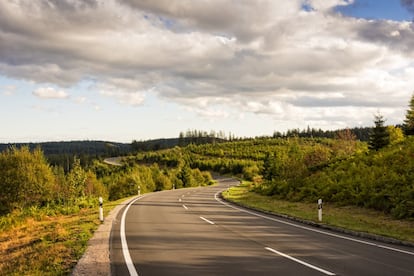 La Schwarzwaldhochstraße o carretera de la Selva Negra es un tramo de algo más de 60 kilómetros de la autopista federal alemana Bundesstraße 500 que discurre entre Baden-Baden y Freudenstadt, y atraviesa de sur a norte este impresionante macizo montañoso cubierto de vegetación en el suroeste de Alemania. Se mantiene entre 800 y 1.000 metros sobre el nivel del mar y es la vía turística más antigua (y una de las más populares) del país. Tiene unas vistas magníficas, sobre todo en días claros, a los valles de la Selva Negra, el Valle del Rin, Alsacia y la cordillera de los Vosgos.