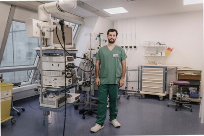 Enrique Pérez-Cuadrado, de 34 años, especialista en digestivo, en el hospital Europeo Georges Pompidou de París, donde trabaja como endoscopista. Allí ha conseguido la formación y desarrollo profesional que no halló en España.