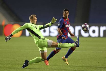 Luis Suárez amb Neuer, als quarts de final de la Champions a Lisboa.