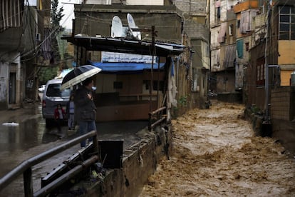 Un torrente de agua de lluvia llena un canal en Beirut (Líbano).