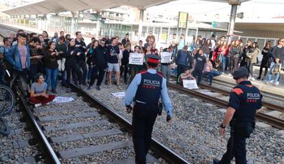 Protesta en la estaci&oacute;n de Girona el pasado viernes.