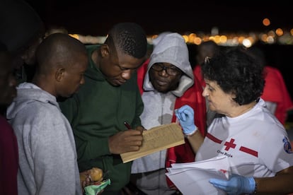 Inmigrantes anotan sus datos en un cartón en el barco de Salvamento Marítimo Luz de Mar de Crinavis.