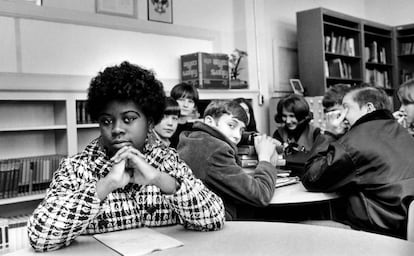 Esta foto de 1954 muestra a Linda Brown en el colegio contra el que pleiteó por la segregación racial.