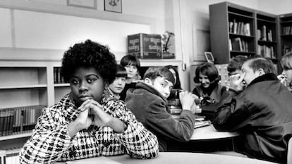 Foto de 1954 mostra Linda Brown no colégio contra o qual entrou na Justiça.