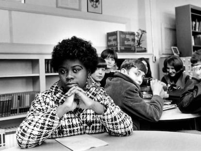 Foto de 1954 mostra Linda Brown no colégio contra o qual entrou na Justiça.