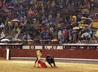 Corrida de la Prensa en la feria de San Isidro de 2007 en Las Ventas, pasada por agua.