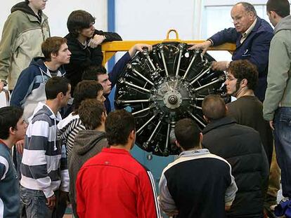 Los alumnos de FP del instituto Virgen de Gracia y Fundación Virtus, de Puertollano, cuentan con motores y aviones para
las prácticas.