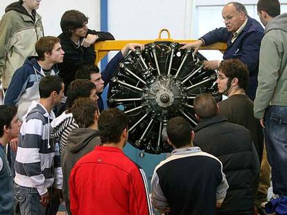 Los alumnos de FP del instituto Virgen de Gracia y Fundación Virtus, de Puertollano, cuentan con motores y aviones para
las prácticas.