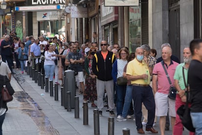 Dvd1127(06/10/22) Ciudadanos hacen cola para adquirir un boleto de loteria de doña Manolita , Madrid Foto: Víctor Sainz