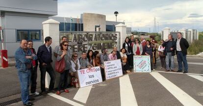 Trabajadores de los laboratorios Pérez Giménez, a las puertas de la fábrica.