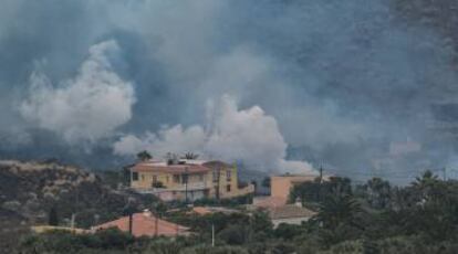 Lava a las puertas de varias viviendas en La Palma.