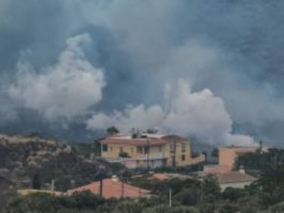 Lava a las puertas de varias viviendas en La Palma.