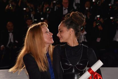 La directora británica Andrea Arnold, izquierda, posa con la actriz estadounidense Sasha Lane durante una sesión de fotos después de ser galardonada con el premio del jurado para la película 'American honey'.