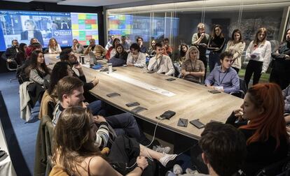 Un grupo de suscriptores e 'influencers' (estos en primer término) siguen la noche electoral desde la sala de reuniones de EL PAÍS.