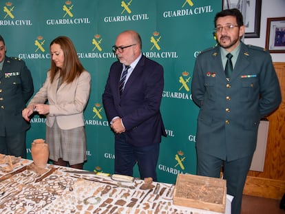 La delegada del Gobierno en Castilla y León, Virginia Barcones, presenta el resultado de la investigación policial, con más de mil piezas recuperadas.