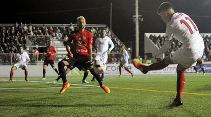 Correa, que meti&oacute; tres goles, centra al &aacute;rea del Formentera. 