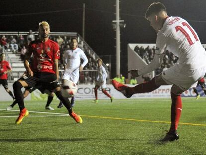 Correa, que meti&oacute; tres goles, centra al &aacute;rea del Formentera. 