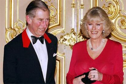El príncipe Carlos y Camilla Parker, anoche en el castillo de Windsor.