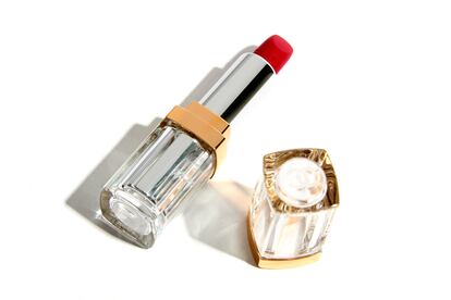 1 Le Rouge de Chanel. El labial más exclusivo de la casa (el cofre con dos recargas, 370 euros) llega encapsulado en cristal facetado. Solo disponible en las tiendas de Chanel de Madrid y Barcelona, así como en el espacio de El Corte Inglés de Serrano.