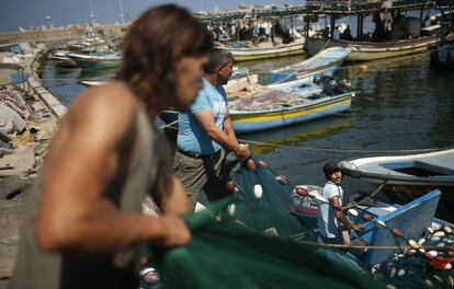 Pescadores recolhem os barcos na praia da cidade de Gaza, após o cessar-fogo permanente acertado entre Israel e Hamas.