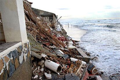 Una de las casas derribadas por el temporal en primera línea de playa en Guardamar.