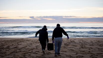 Una pareja de voluntarios durante la limpieza de los 'pellets' en la costa gallega.
