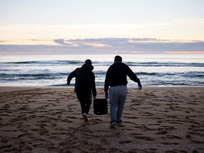 Una pareja de voluntarios durante la limpieza de los 'pellets' en la costa gallega.