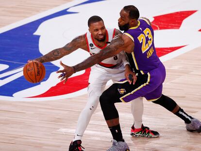 Damian Lillard y LeBron James en uno de los partidos entre Portland y Lakers.
