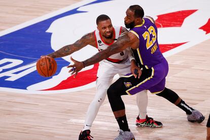 Damian Lillard y LeBron James en uno de los partidos entre Portland y Lakers.