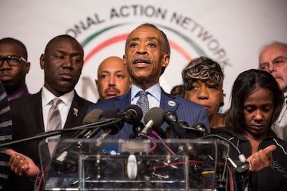 El reverendo Al Sharpton junto a la familia de Garner