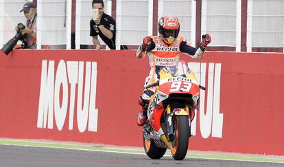 Márquez cruza como vencedor la línea de meta.