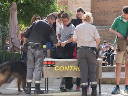 Control de seguridad a las puertas de la Alhambra, este verano.