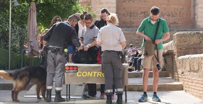 Control de seguridad a las puertas de la Alhambra, este verano.