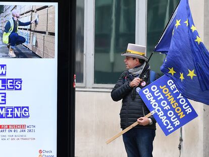 El activista Steve Bray sostiene una bandera de la UE frente una parada de autobús con un anuncio proBrexit en Westminster, en Londres, el miércoles.