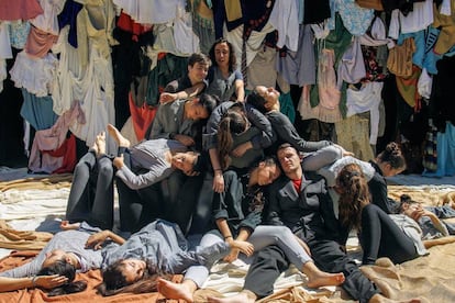 Alumnos de 4º de la ESO del grupo de teatro del colegio Aljarafe de Sevilla, durante el ensayo general de 'Farsa Memoria'.