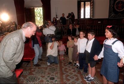 Joaquín Lavado 'Quino' saluda a los niños que representa a sus personajes de Mafalda, en la Universidad de Alcalá de Henares, donde fue investido "Catedrático del Humor", en octubre de 2000.