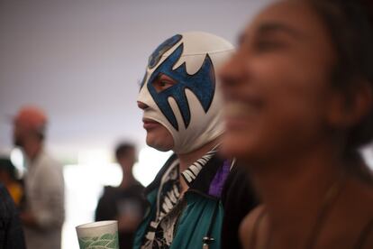 Un hombre lleva una máscara de luchador en el festival.