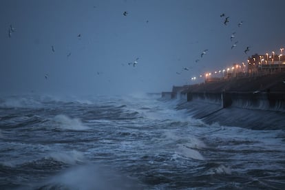 La tormenta ?owyn azota el paseo martimo de Blackpool despus de que la  Oficina Meteorolgica del Reino Unido pronosticara una advertencia amarilla de viento.