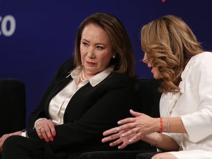 La ministra Yasmín Esquivel, conversa con Blanca Lilia Ibarra, comisionada del INAI, durante un evento en juio de 2022.